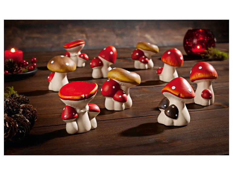 Schattige keramische paddenstoelen versieren een houten tafel.