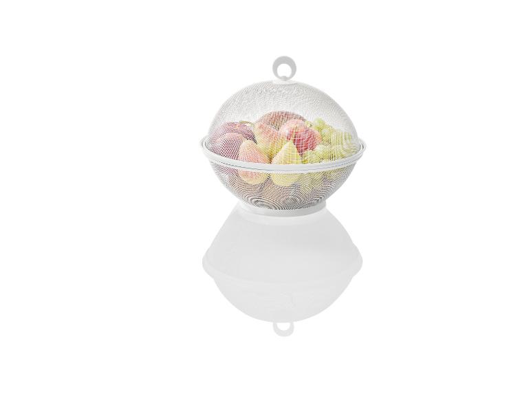 Metal fruitmand met appels, peren en druiven.