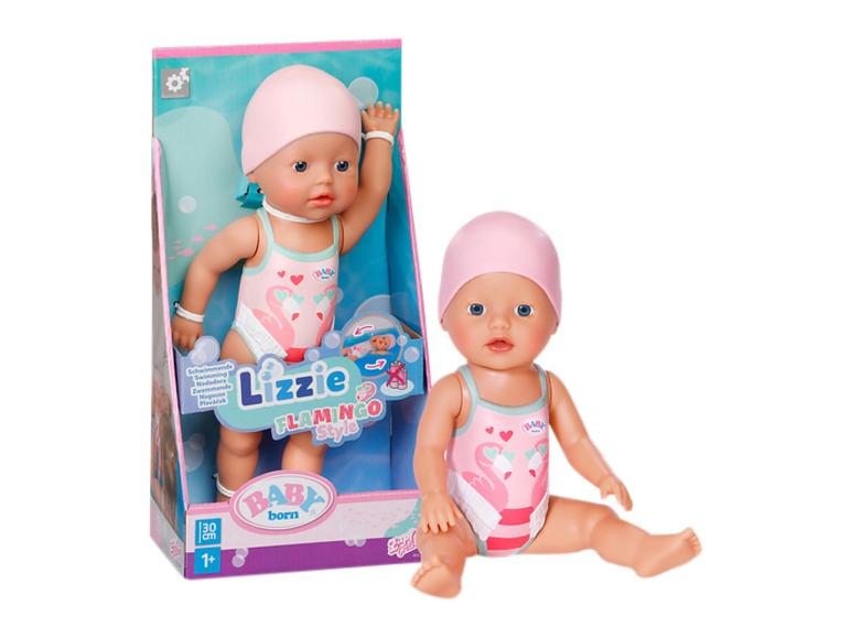 Babypop in roze flamingozwempak en badmuts, in en uit de doos.