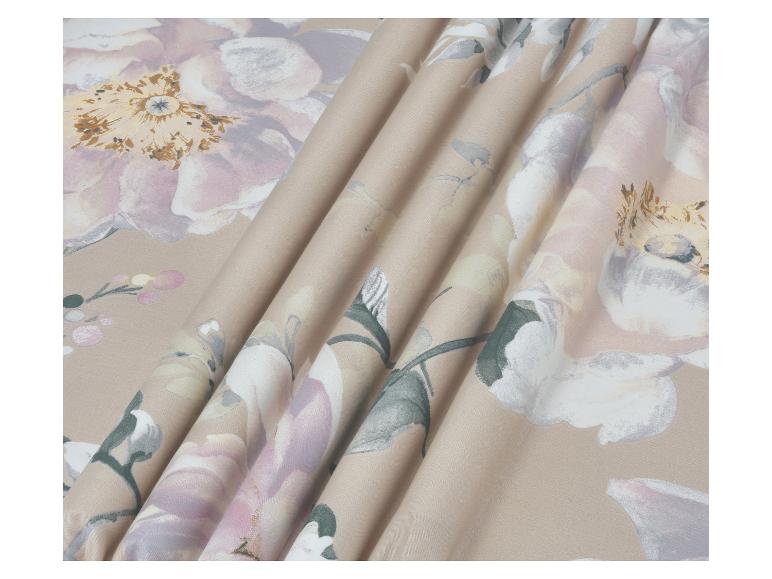 Bloemig patroonstof in beige en roze tinten, met zachte plooien.