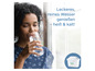Een vrouw drinkt water uit een glas met een Maxra Pro waterfilter