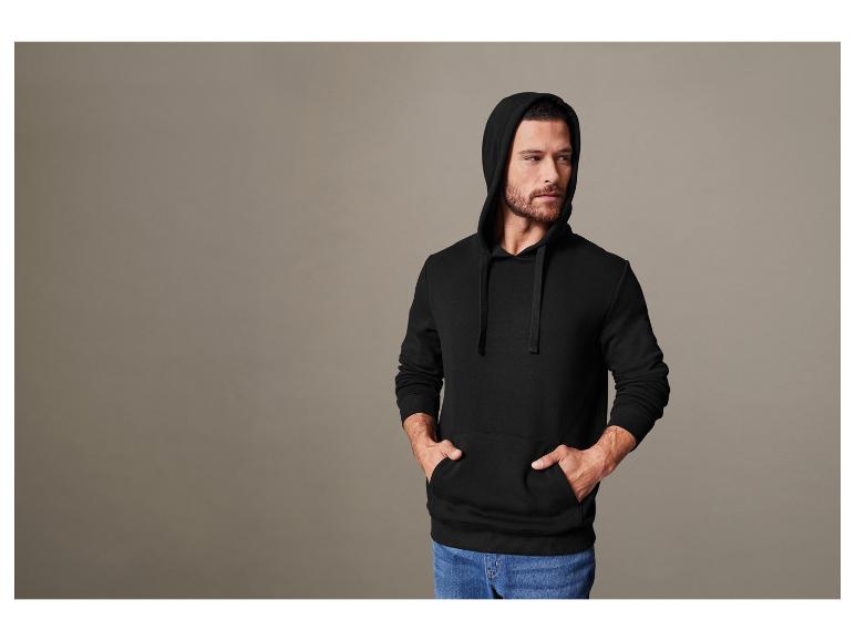Man draagt een zwarte hoodie.