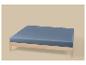 Blauw matras op een licht houten bedframe.