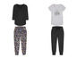Twee sets kleding met een zwarte top, een grijze T-shirt met bloemenprint en joggers met bloemenprint en zwarte joggers.