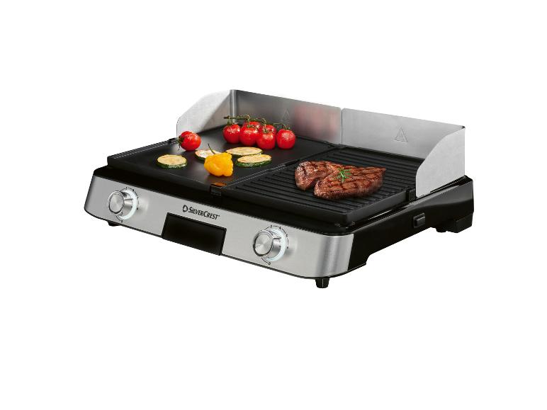 Elektrische grill met vlak en geribbeld oppervlak, met biefstuk, tomaten en courgette.