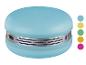 Blauwe macaronvormige luidspreker met zilveren details en kleurstalen.