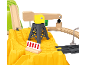 Houten treinset met gele berg, kraan en sporen.