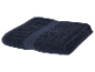 Donkerblauwe handdoek.