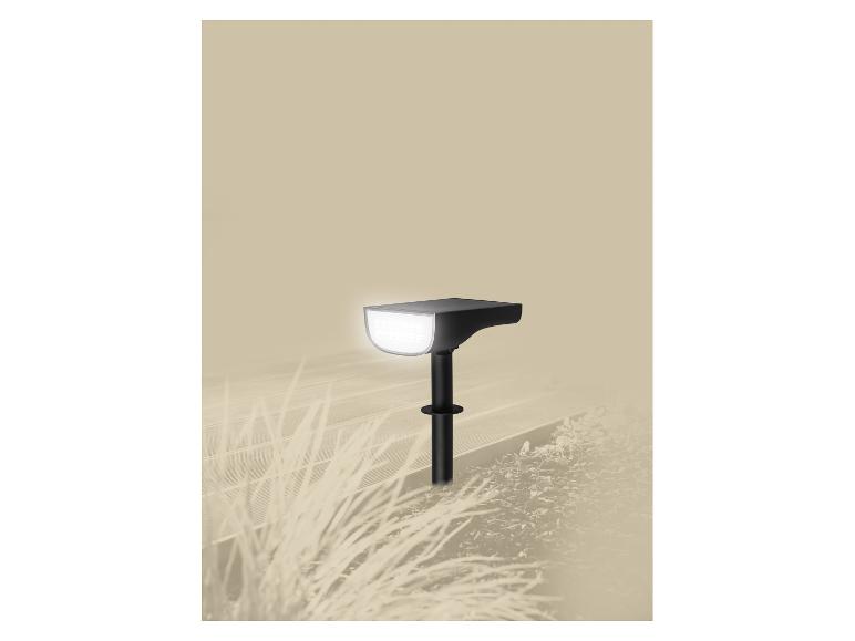 LED-zonnelamp in een tuin, die een pad verlicht.