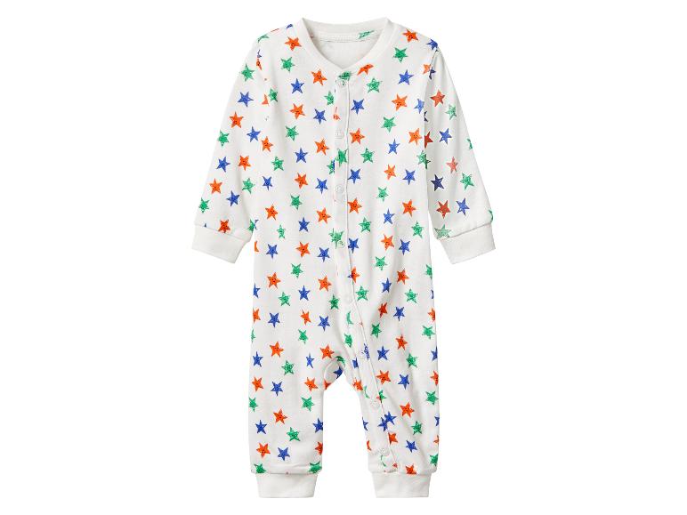 Een baby romper met lange mouwen en een kleurrijk sterrenpatroon.