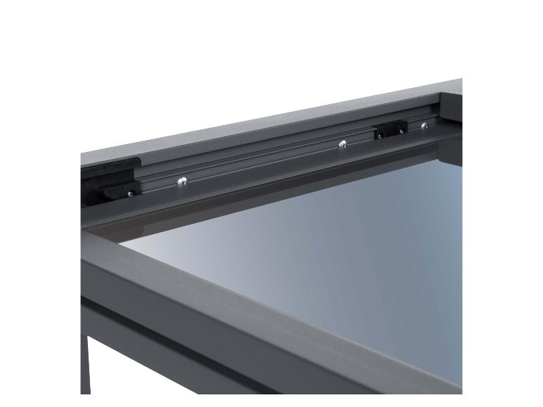 Gedetailleerd zicht op het openingsmechanisme van een dakraam of lichtkoepel.