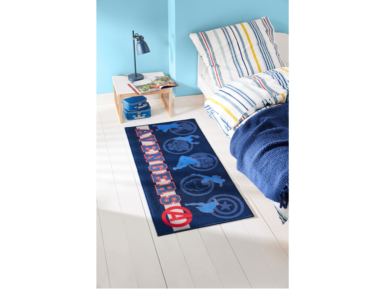 Een blauwe vloerkleed met Avengers-thema in een slaapkamer.