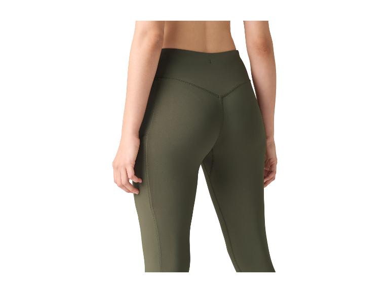 Vrouw van achteren in donkergroene sportlegging met hoge taille.