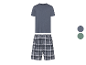 Een donkerblauw t-shirt en grijze geruite shorts.