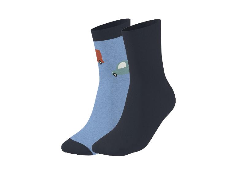 Twee paar sokken, één lichtblauw met autopatronen en één donkerblauw.