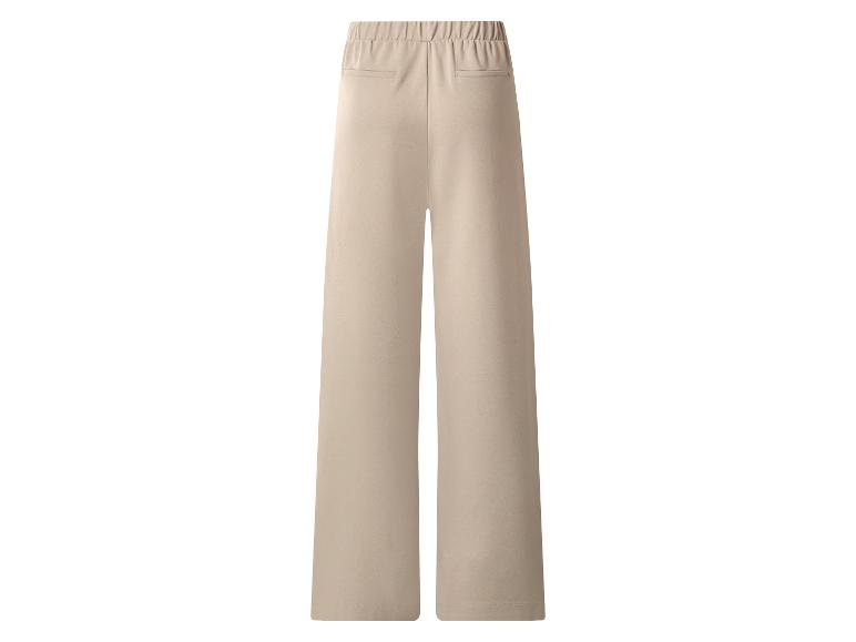 Beige wijde damesbroek met elastische taille en zakken.