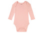 Een roze baby-romper met lange mouwen van het merk Lullalove.