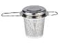 Een roestvrijstalen thee-infuser met zeef en deksel.