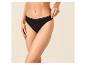 Vrouw in zwarte hoge taille slip, met handen op de heupen.