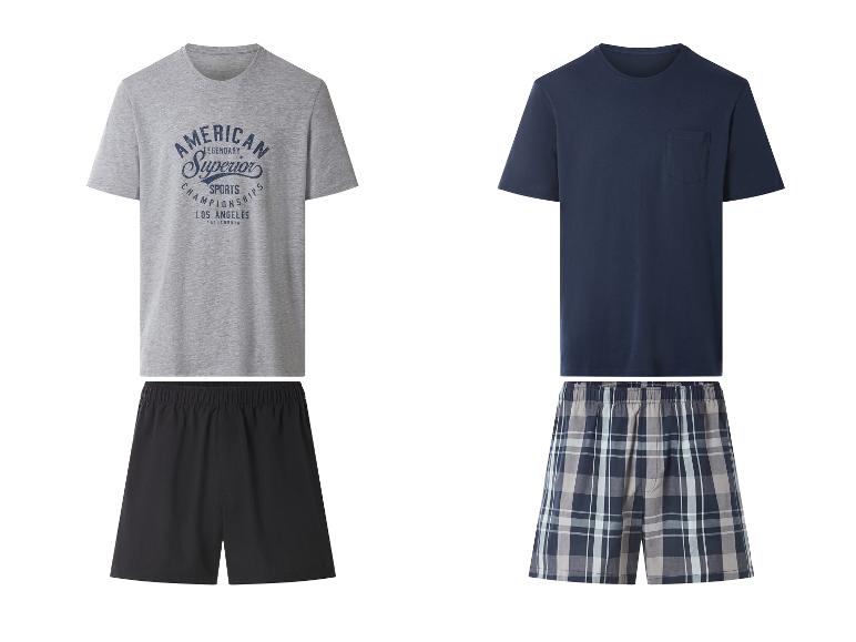 Twee herenpyjamasets: een grijs T-shirt met opdruk en zwarte shorts, en een marineblauw T-shirt met geruite shorts.