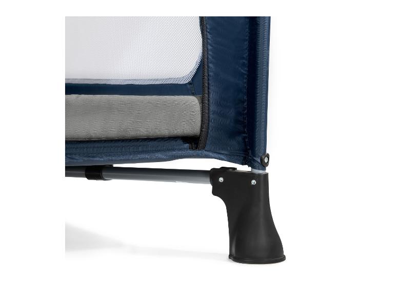 Blauw reisbedje met gaas en grijze vulling, van onderaf gezien
