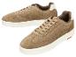Paar bruine suède sneakers met witte zolen en veters.