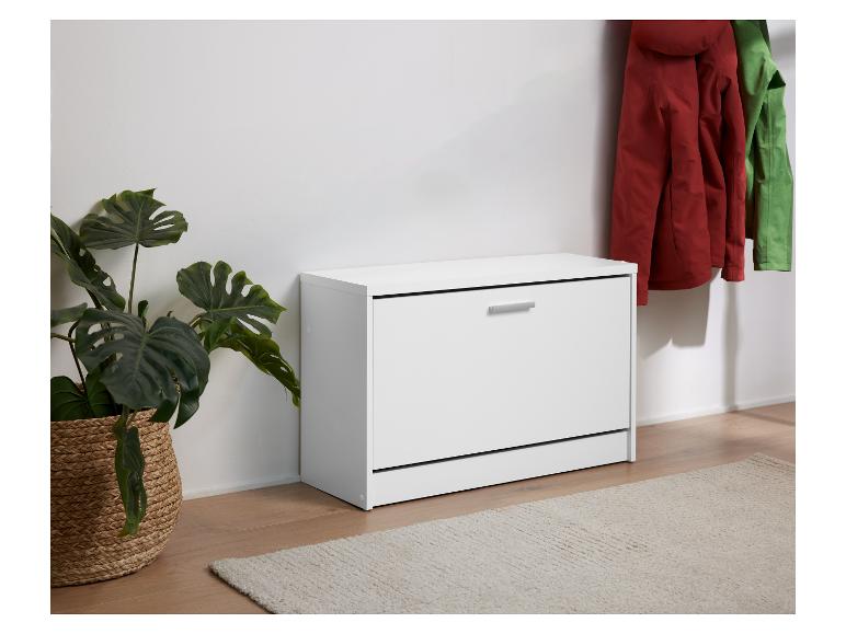 Witte schoenenkast met een lade en een plant in een mand