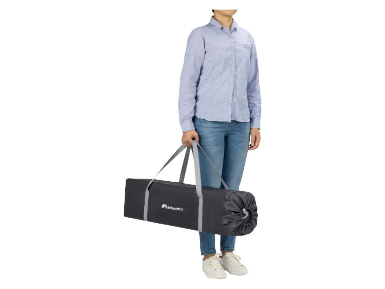 Vrouw met een zwarte draagtas met een Bebeconfort-logo