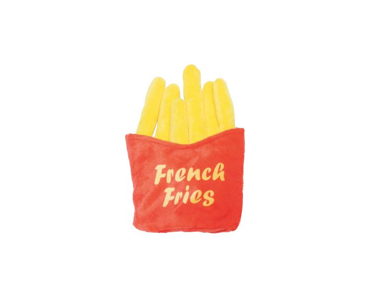 Pluche speelgoed in de vorm van frietjes in een rode verpakking.