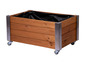 Een houten plantenbak met wielen en een zwarte binnenvoering.