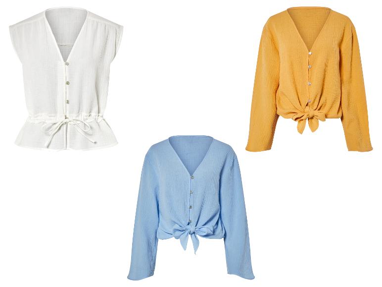 Geknoopte blouses in wit, lichtblauw en mosterdgeel.