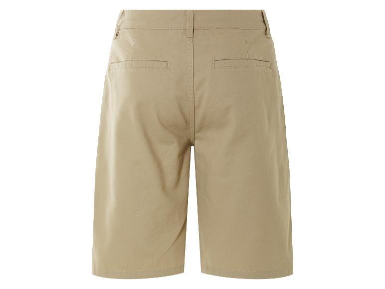 Beige katoenen shorts.