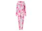 Een roze onesie met een capuchon en tie-dye print.