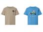 T-shirts met korte mouwen: een beige met palmboom en een blauwe met fastfoodtekeningen op een skateboard.