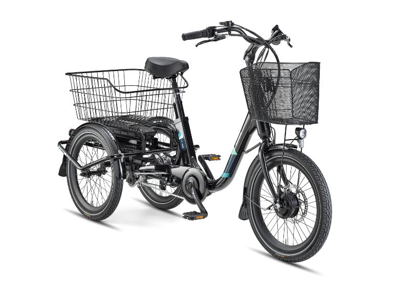 Zwarte elektrische driewieler met twee manden en een lage instap.