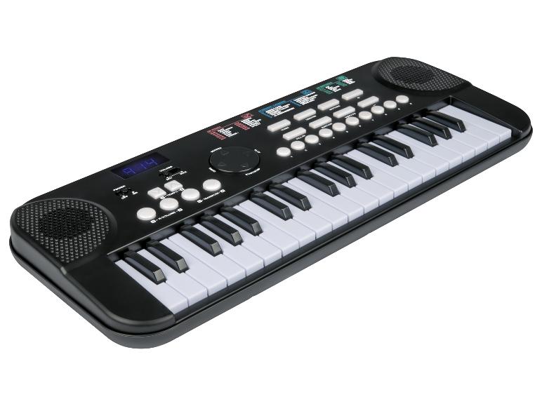 Zwart elektronisch keyboard met witte en zwarte toetsen, diverse knoppen en een digitaal display