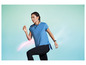 Vrouw in blauwe sporttop en zwarte leggings, die hardloopt.