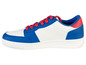 Een wit, blauw en rood sneaker met rode veters.