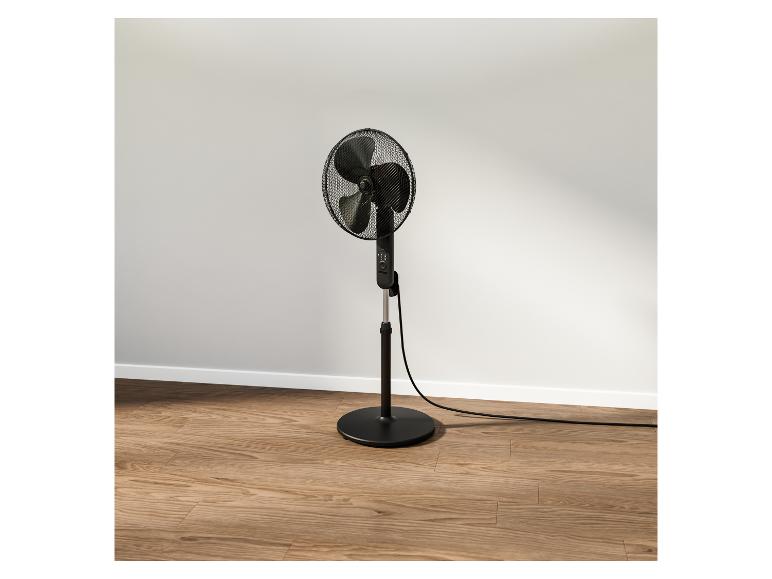 Een elegante zwarte staande ventilator.