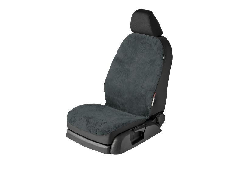 Grijze autostoelhoes met imitatiebont.