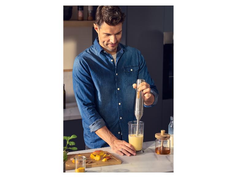Een man gebruikt de SILVERCREST® staafmixer om een smoothie te maken.