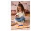 Meisje speelt met een spel met gekleurde houten blokken.