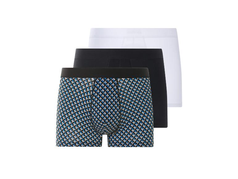 Drie boxershorts: één met geometrisch patroon, één zwarte en één witte.