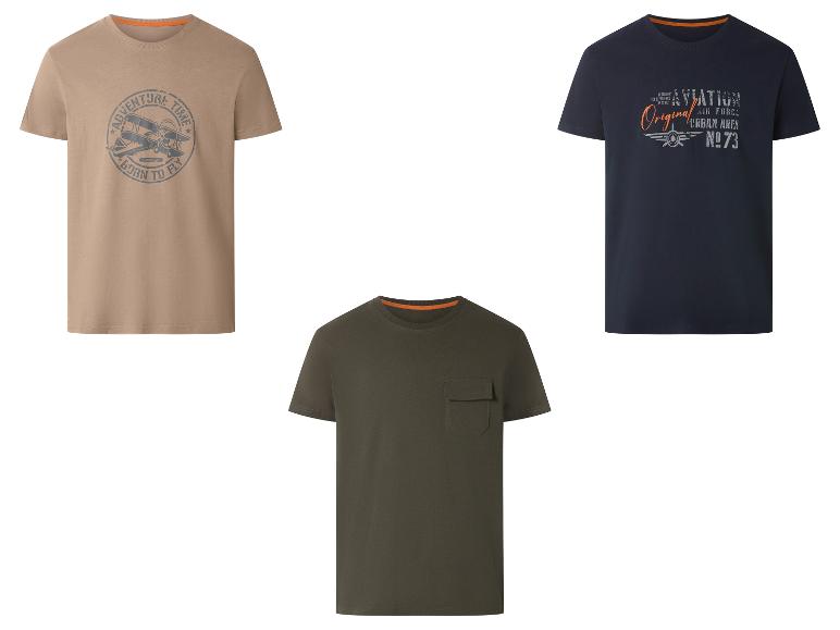 Drie heren T-shirts met korte mouwen: één beige met vliegtuigafbeelding, één donkerblauw met luchtvaartafbeelding en één olijfgroen met zak.
