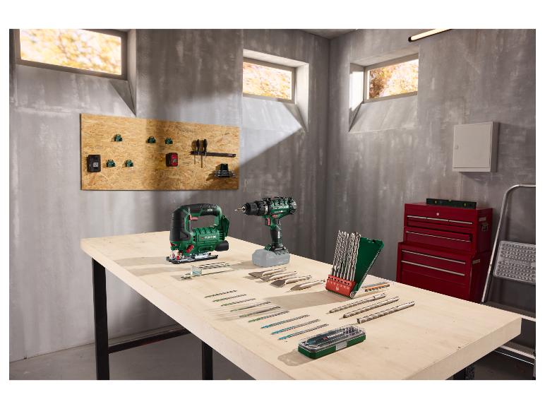 PARKSIDE SDS-plus hamerboren en beitels op een werkbank met elektrisch gereedschap