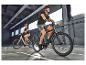 Twee fietsers op elektrische fietsen, met helmen en sportkleding in een parkeergarage.