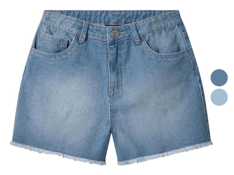 Lichtblauwe denim shorts met gerafelde zomen en knoopsluiting.