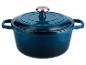 Blauwe geëmailleerde gietijzeren braadpan met deksel en zilverkleurige knop.