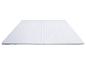 Wit gewatteerd matrasbeschermer of topmatras op een witte achtergrond.