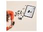 Kind bouwt constructiespeelgoed met instructies op een tablet.
